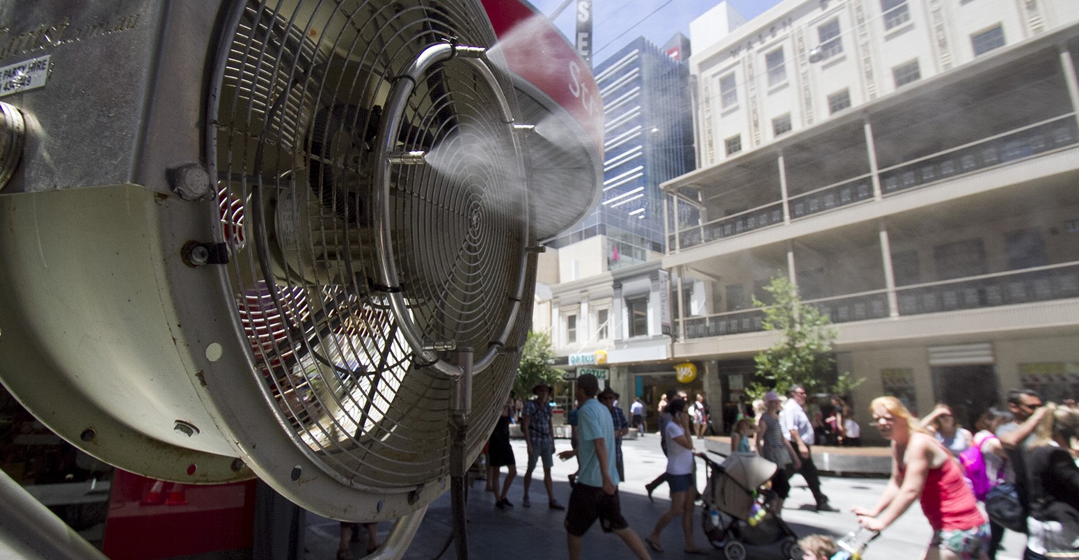 People swelter from heatwave in Adelaide as temperatures soar