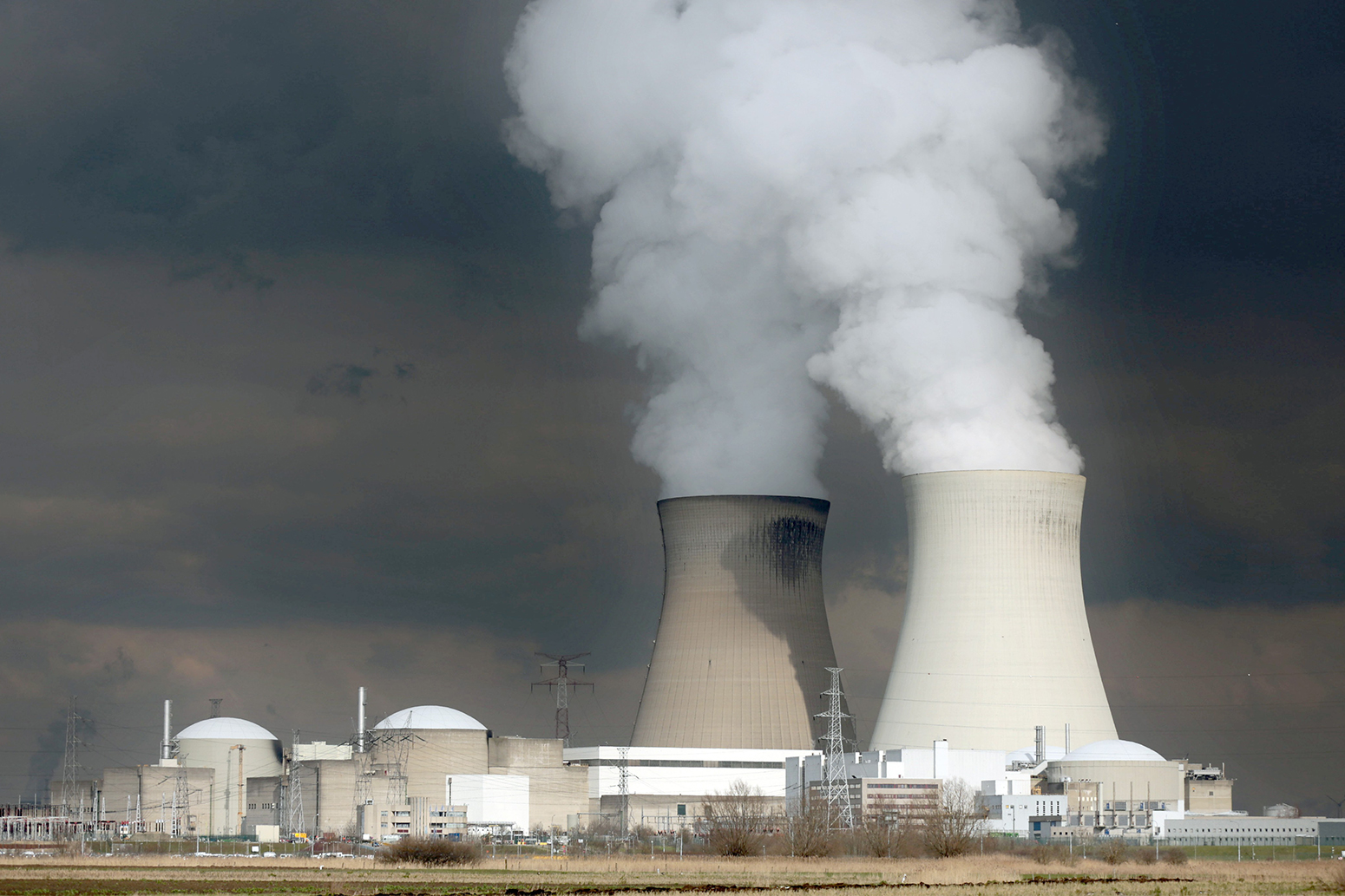 Атомные электростанции сокращение. АЭС сен-Лоран-ДЕЗ-О Франция. АЭС сен-Лоран-ДЕЗ-О Франция авария. Атомная Энергетика. Ядерная Энергетика.