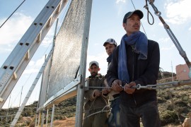 Building nets to harvest water from fog