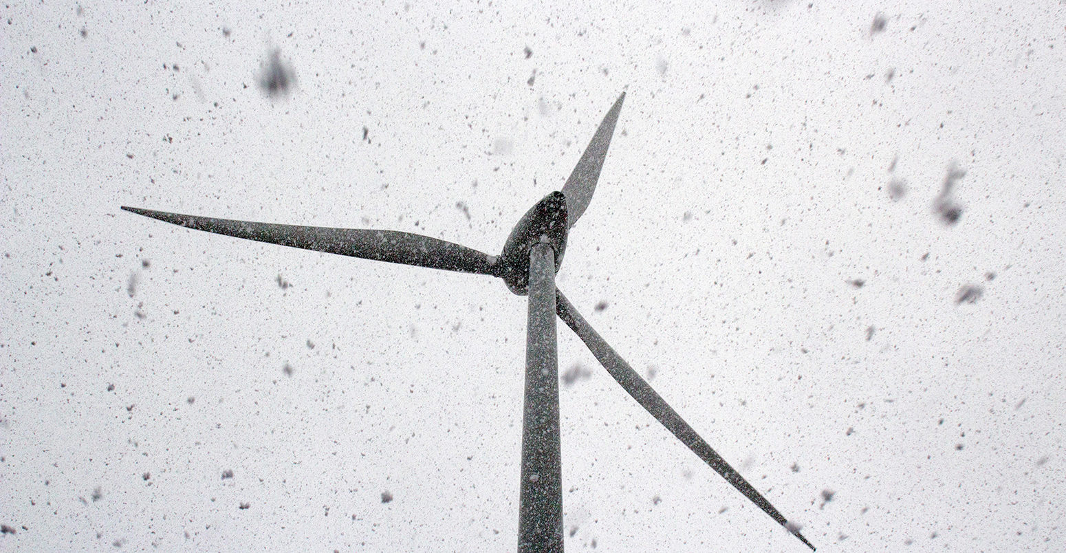 EFCK0B Swaftham, Norfolk, UK. 31st Jan, 2015. Wind Turbine in the snow 31st Jan 2015 3pm Swaffham, Norfolk