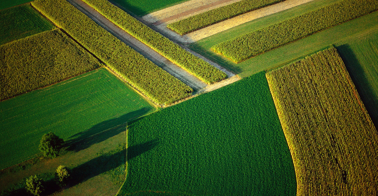 D6HBM5 Aerial view of lush Lancaster County, Pennsylvania, farmland, home to the Amish, prolific farmers.