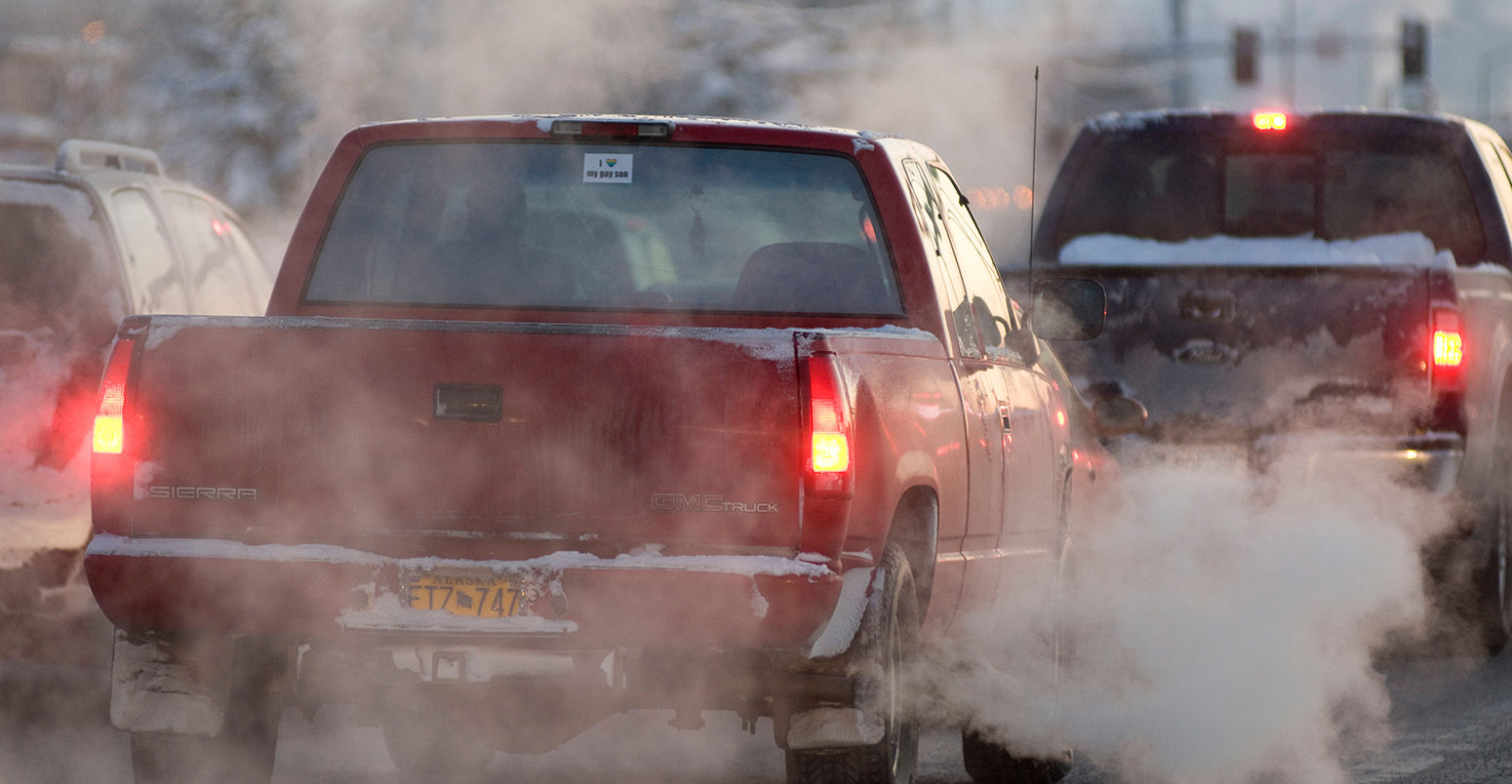 B7T95A Auto emissions- tailpipe exhaust from cars driving in town, waiting in traffic at an intersection. Image shot 2009. Exact date unknown.