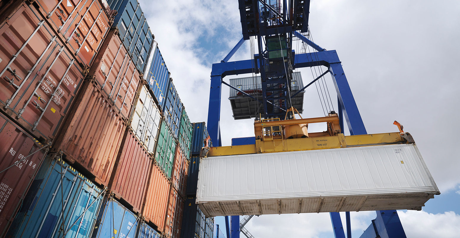 BNF97T Shipping containers with gantry crane