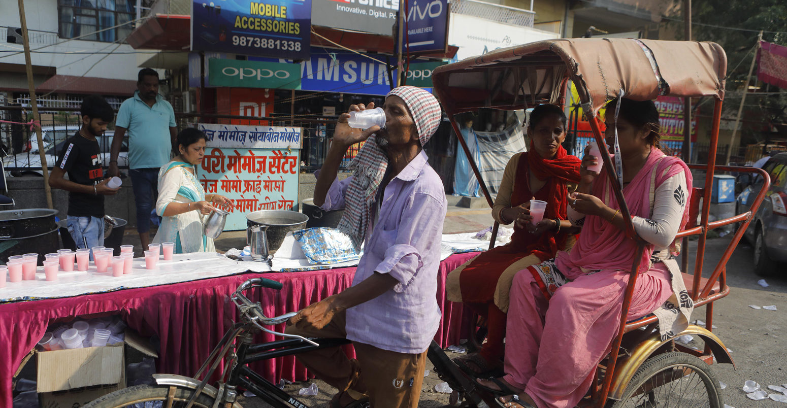 Delhi, India. 7th June, 2019. 08 June 2019 - Delhi - INDIA.As the Summer temperature soars through the roof, Community volunteers were seen distributing free juices & cold beverages to help the citizens cool off. India reels under the effect of a massive Heat Wave with the temperature touching an unprecedented 50.3 degree celcius in many parts of India.