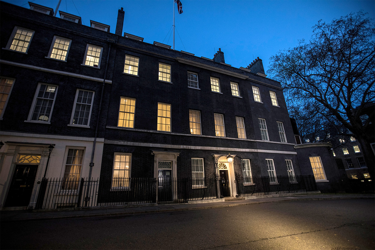 10 downing street. Даунинг стрит 10. Даунинг-стрит в Лондоне. Резиденция премьер-министра Великобритании. Улица Даунинг стрит в Лондоне.