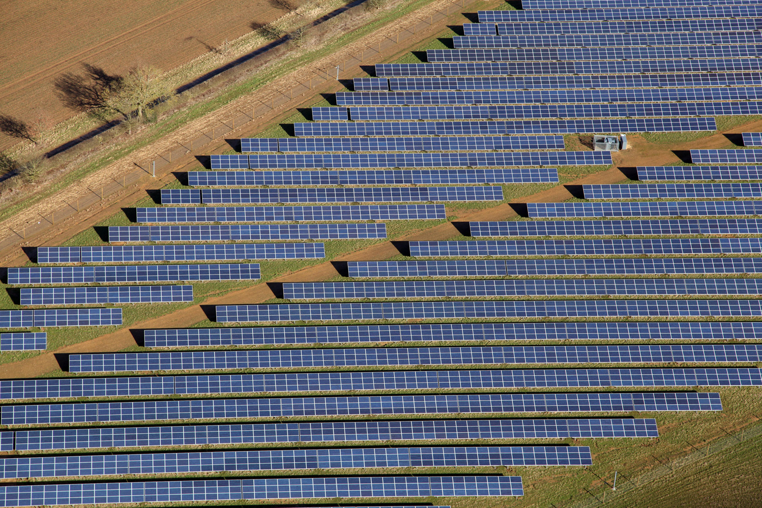 Solar-farm-in-the-UK.jpg