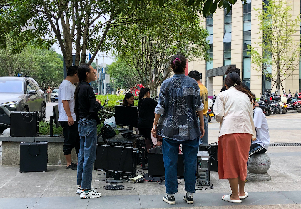 On September 27, 2021, Changsha, Hunan Changsha High-tech Zone has electricity rationing, and company employees move their computers home to work.