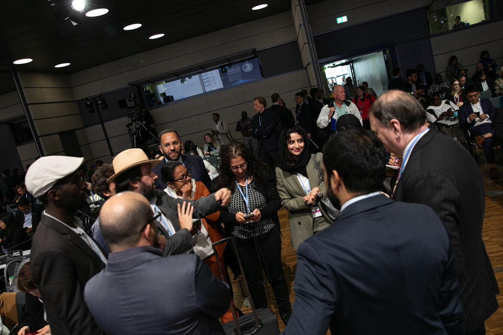 Delegates consult informally before the beginning of plenary. 