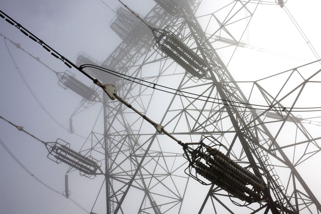 Electricity pylon cables, Kent, UK. Credit: RichardBakerWork / Alamy Stock Photo.